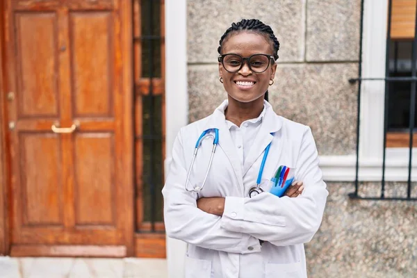 Femme Afro Américaine Médecin Souriant Confiant Debout Avec Les Bras — Photo