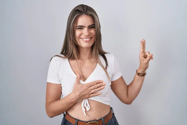 Gündelik Beyaz Tişört Giyen Genç Güzel Bir Kadın Gülümsüyor Elleri — Stok fotoğraf