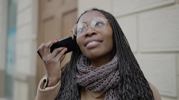 Mujer Africana Escuchando Mensaje Voz Teléfono Calle —  Fotos de Stock