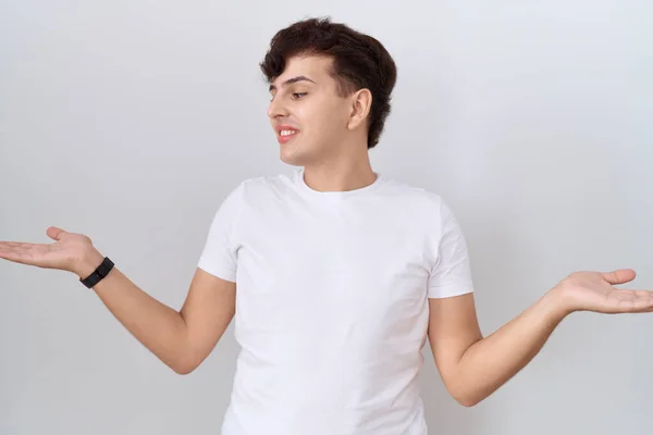 Jovem Homem Não Binário Vestindo Casual Shirt Branca Sorrindo Mostrando — Fotografia de Stock