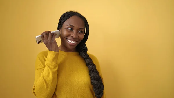 Африканская Женщина Прослушивает Голосовое Сообщение Телефону Изолированном Желтом Фоне — стоковое фото