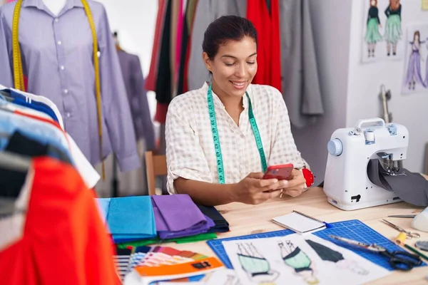 Young Beautiful Hispanic Woman Tailor Smiling Confident Using Smartphone Tailor — Stock Photo, Image