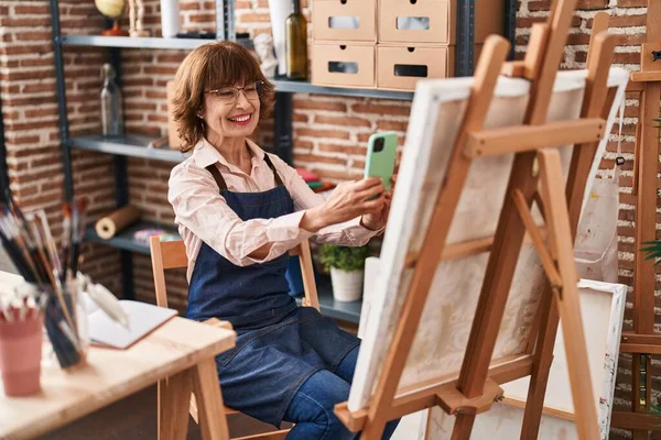 Resim Stüdyosunda Resim Çizmek Için Orta Yaşlı Kadın Sanatçı — Stok fotoğraf