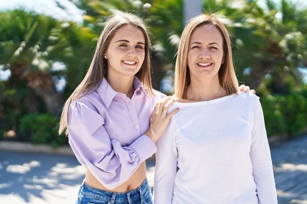 Дві Жінки Мати Дочка Стоять Разом Парку — стокове фото