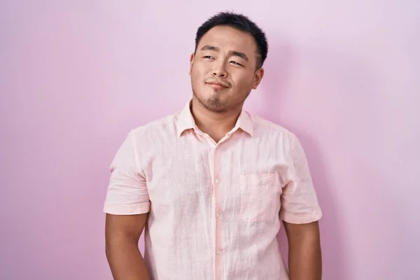 Čínský Mladý Muž Stojící Nad Růžovým Pozadím Úsměvem Dívá Stranou — Stock fotografie