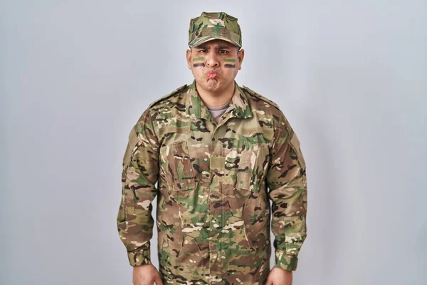 Латиноамериканец Камуфляжной Армейской Униформе Пыхтит Щеками Смешным Лицом Рот Надутый — стоковое фото