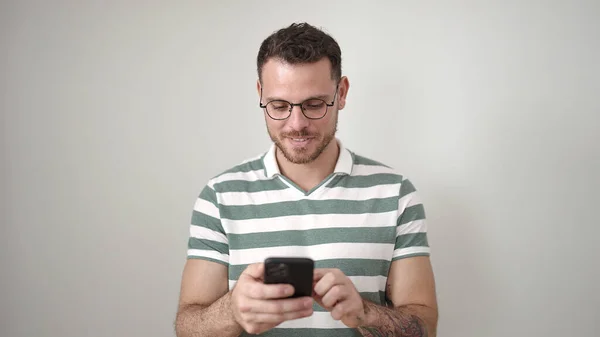 Młody Biały Mężczyzna Uśmiecha Się Pomocą Smartfona Odizolowanym Białym Tle — Zdjęcie stockowe