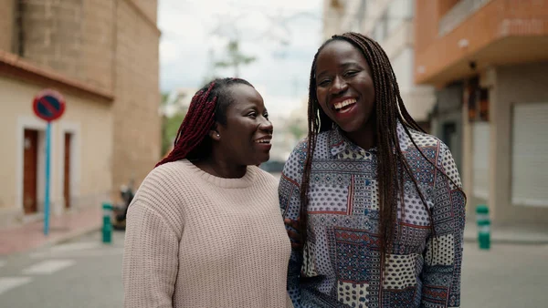 Twee Afro Amerikaanse Vrienden Glimlachen Vol Vertrouwen Samen Straat — Stockfoto