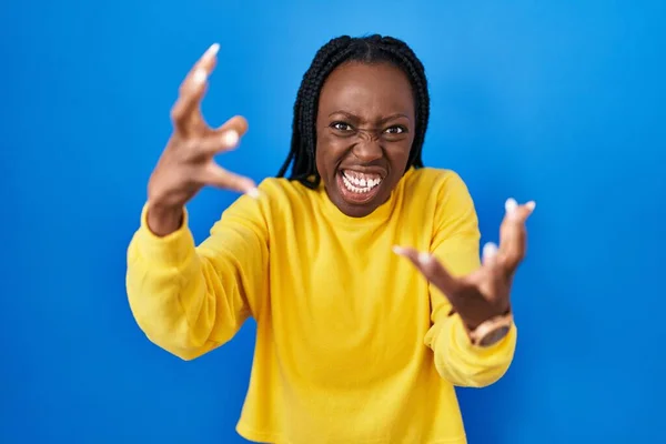 Beautiful Black Woman Standing Blue Background Shouting Frustrated Rage Hands — Foto Stock