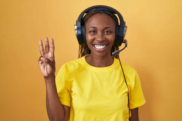 Afrikai Amerikai Zenét Hallgat Fülhallgatóval Mutatja Rámutatva Ujjak Száma Miközben — Stock Fotó