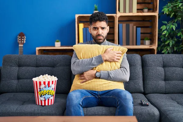 Hispanischer Mann Mit Bart Der Popcorn Isst Und Hause Einen — Stockfoto