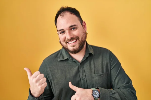 Size Hispanischer Mann Mit Bart Der Über Gelbem Hintergrund Steht — Stockfoto