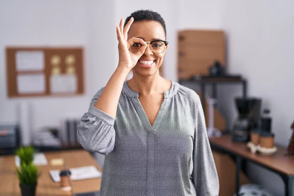 在办公室工作的非洲裔美国妇女戴着眼镜 手舞足蹈 面带微笑 用手指看着对方 面带微笑 — 图库照片