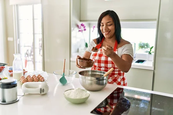 Hispanic Brunette Woman Preparing Chocolate Cake Kitchen — Foto de Stock