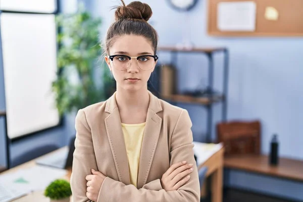 Teenagermädchen Das Büro Arbeitet Trägt Eine Brille Mit Skeptischem Und — Stockfoto