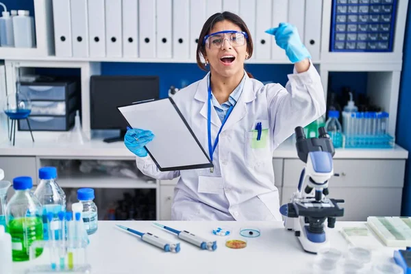 Латиноамериканская Молодая Женщина Работающая Лаборатории Учёных Злая Безумная Поднимая Кулаки — стоковое фото