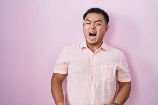 Pembe Arka Planda Duran Çinli Genç Adam Kızgın Kızgın Bağırıyor — Stok fotoğraf
