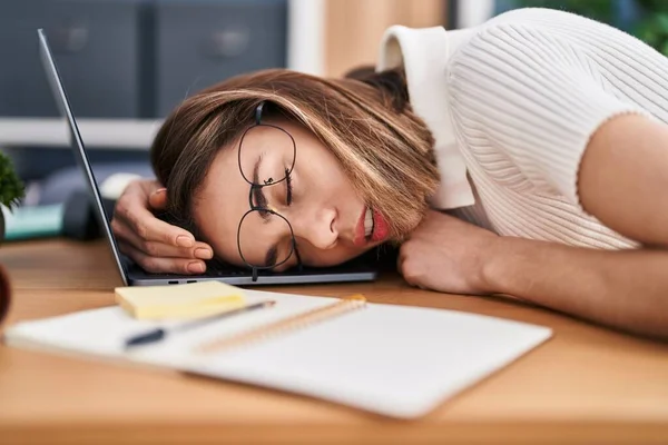 Νεαρή Όμορφη Ισπανόφωνη Επιχειρηματίας Κοιμάται Κεφάλι Στο Φορητό Υπολογιστή Στο — Φωτογραφία Αρχείου