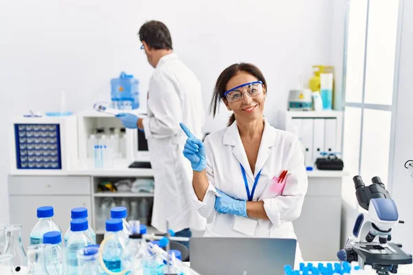 Middle Age Woman Working Scientist Laboratory Smiling Happy Pointing Hand — Photo