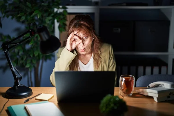 Μεσήλικας Ισπανόφωνη Γυναίκα Που Εργάζεται Χρησιμοποιώντας Φορητό Υπολογιστή Νύχτα Κάνει — Φωτογραφία Αρχείου