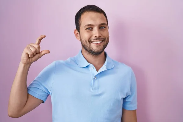 Spanischer Mann Der Über Rosa Hintergrund Lächelnd Und Selbstbewusst Gestikulierend — Stockfoto