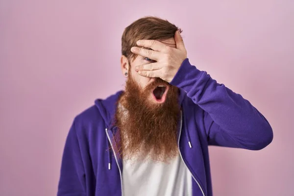 Uomo Caucasico Con Lunga Barba Piedi Sopra Sfondo Rosa Sbirciando — Foto Stock