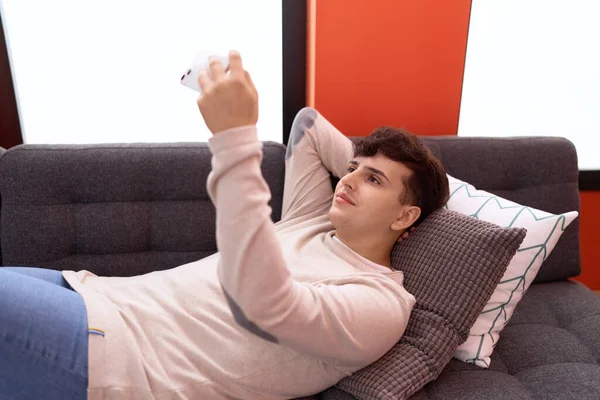 Kili Olmayan Adam Evdeki Kanepede Uzanmış Akıllı Telefonuyla Selfie Çekiyor — Stok fotoğraf
