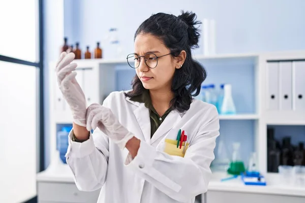 若いラテン語の女性科学者を身に着けて手袋で実験室 — ストック写真