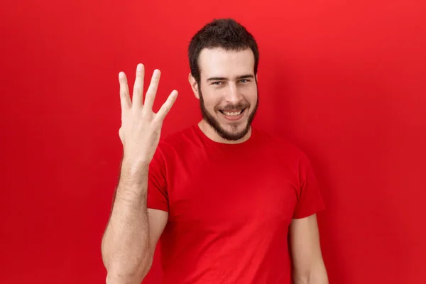 Νεαρός Ισπανός Κόκκινο Μπλουζάκι Που Δείχνει Και Δείχνει Δάχτυλα Τέσσερα — Φωτογραφία Αρχείου