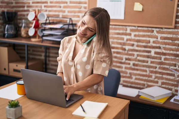Młody Biały Kobieta Biznes Pracownik Pomocą Laptop Rozmowy Smartfon Biuro — Zdjęcie stockowe