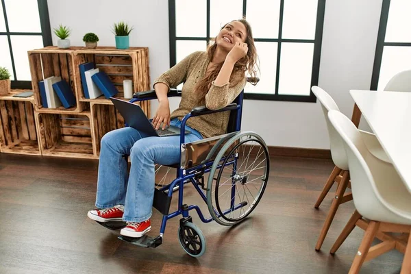 Young Beautiful Hispanic Woman Using Laptop Sitting Wheelchair Home — Fotografia de Stock