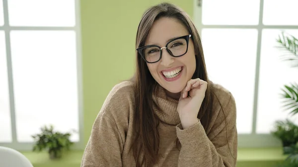 Красива Іспаномовна Жінка Посміхається Впевнено Вдома — стокове фото