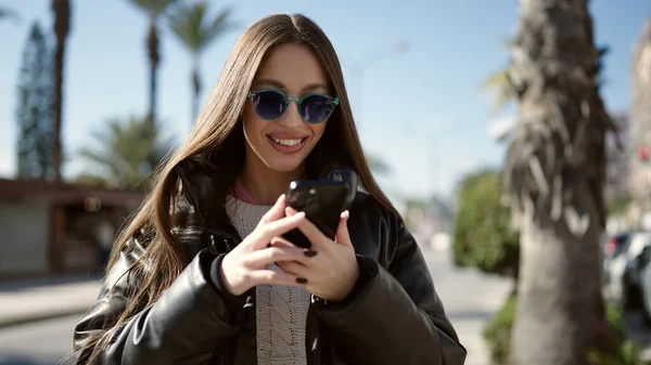 Jonge Mooie Spaanse Vrouw Glimlacht Vol Vertrouwen Met Behulp Van — Stockfoto