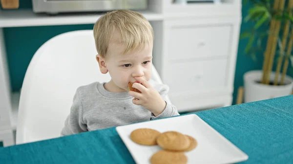Kaukasisches Kleinkind Sitzt Auf Dem Tisch Und Isst Kekse Esszimmer — Stockfoto