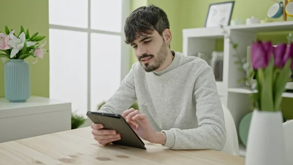 Joven Hispano Usando Touchpad Sentado Mesa Comedor —  Fotos de Stock