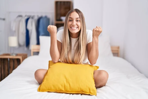 Young Blonde Woman Sitting Bed Pillow Home Celebrating Surprised Amazed — Stock Photo, Image