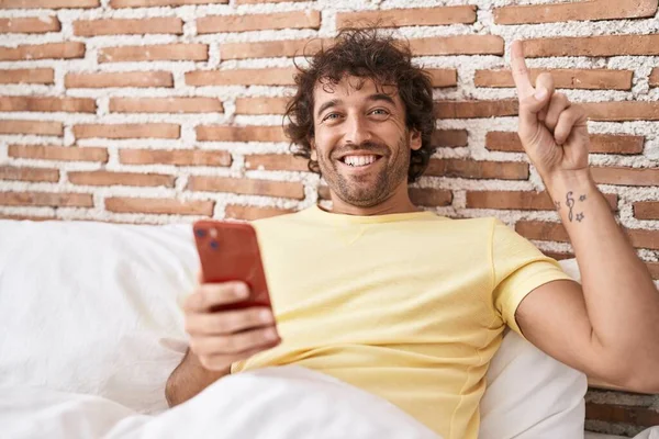 Hispanische Junge Mann Mit Smartphone Auf Dem Bett Überrascht Mit — Stockfoto