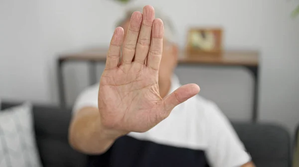Μεσήλικας Γκρίζα Μαλλιά Κάνει Στάση Χειρονομία Χέρι Στο Σπίτι — Φωτογραφία Αρχείου