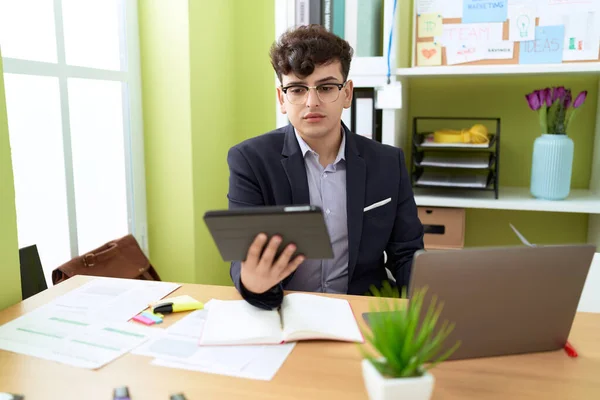 Non Binary Man Business Worker Using Touchpad Laptop Office — Stock Photo, Image
