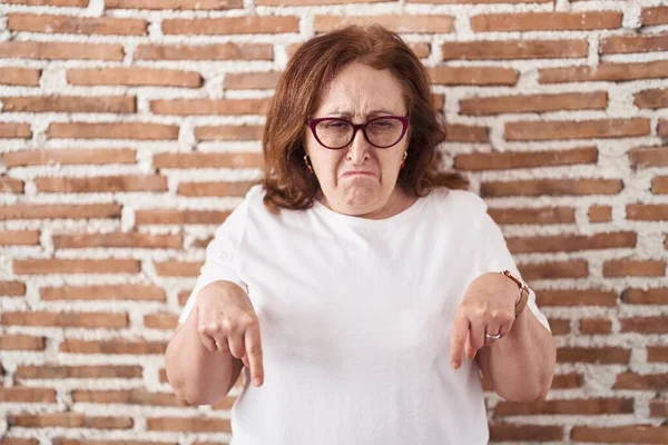 Donna Anziana Con Gli Occhiali Piedi Sopra Muro Mattoni Puntando — Foto Stock