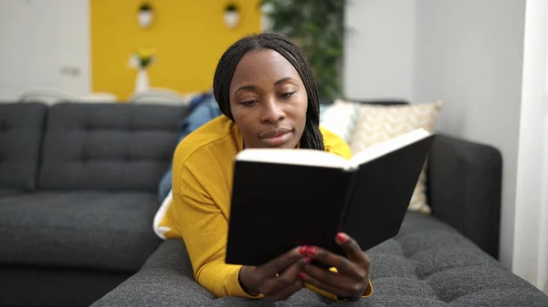 Femme Africaine Lecture Livre Couché Sur Canapé Maison — Photo
