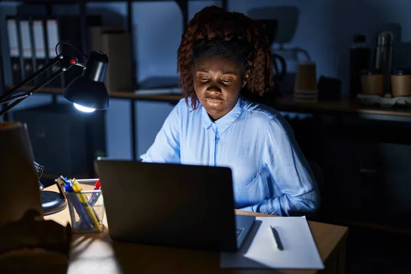 Geceleri Ofiste Çalışan Afrikalı Bir Kadın Midesi Üstünde Çalışıyor Çünkü — Stok fotoğraf