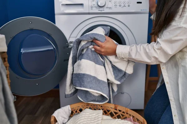 Young Hispanic Woman Washing Clothes Laundry Room — Fotografia de Stock