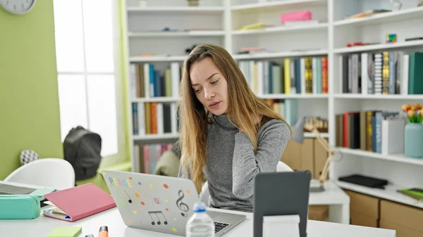 図書館大学でノートパソコンとタッチパッドを使って学ぶ若い白人女性学生 — ストック写真