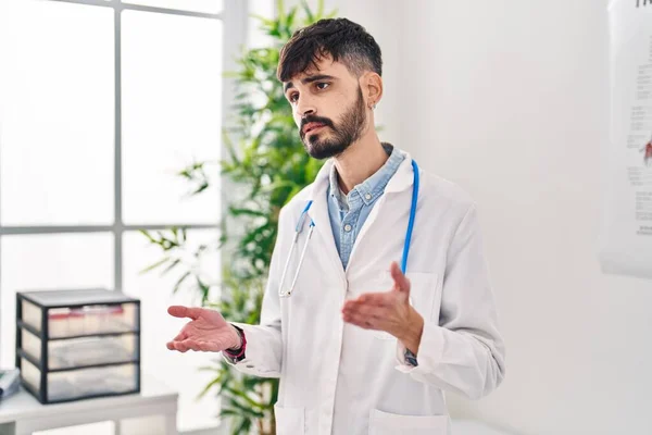 Young Hispanic Man Wearing Doctor Uniform Speaking Clinic — Stock Photo, Image