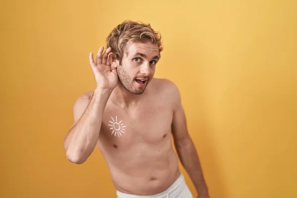 Homem Caucasiano Sem Camisa Usando Protetor Solar Sorrindo Com Mão — Fotografia de Stock
