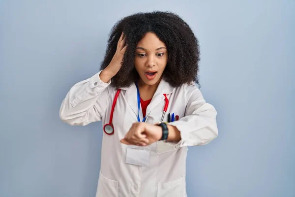 Junge Afrikanisch Amerikanische Frau Arztuniform Und Stethoskop Schaut Besorgt Auf — Stockfoto