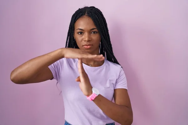 Африканская Американка Косичками Стоящая Розовом Фоне Делающая Жесты Руками Расстроенное — стоковое фото