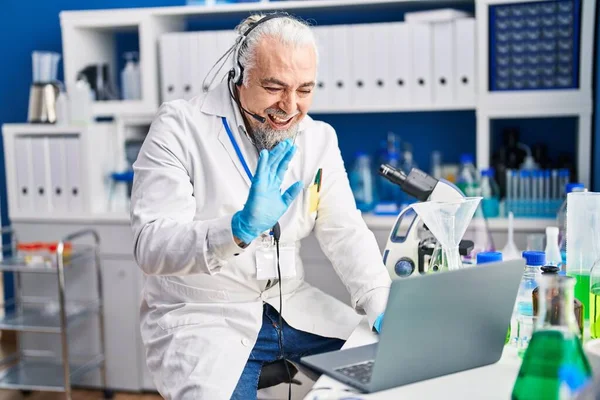 Hombre Mediana Edad Con Pelo Gris Trabajando Laboratorio Científico Haciendo — Foto de Stock
