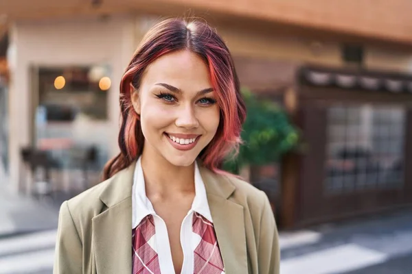 Jonge Kaukasische Vrouw Glimlachen Zelfverzekerd Staan Straat — Stockfoto